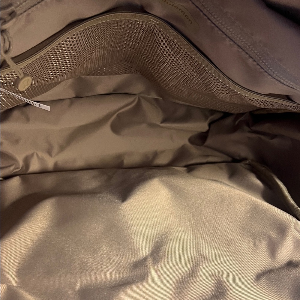 Lululemon Everywhere Backpack 22L
Metal Hardware - Picture 12 of 17